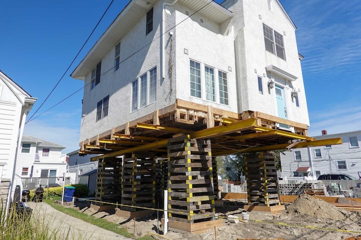 Located in Chicago, Illinois, we are a company that specializes in house lifting, small distance house moving, piles and foundations.